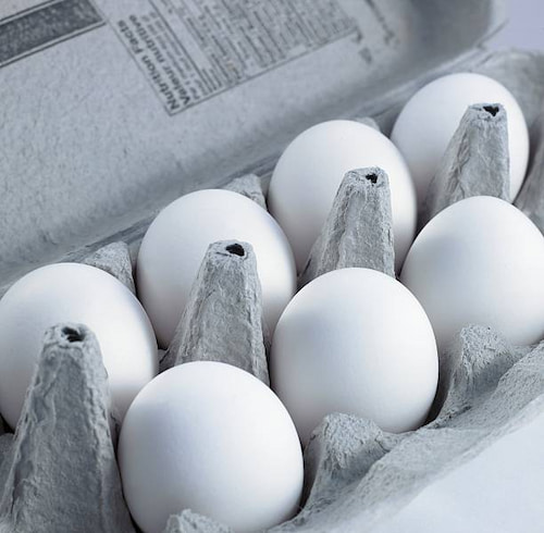 تخم مرغ درجه یک با زرده طلایی و کیفیت ممتاز